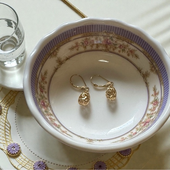 Jewelry - Elegant Gold Drop Earrings